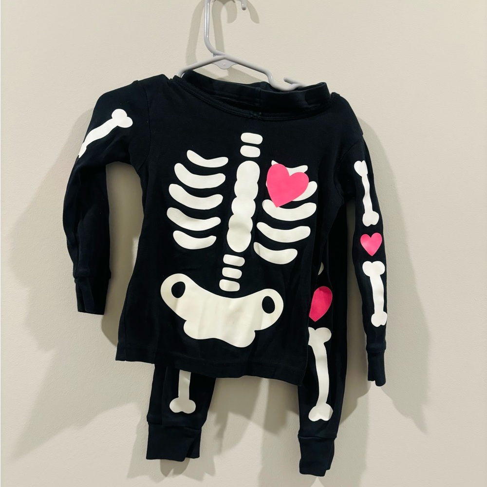 Carter's kids 24 months Black skeleton pj pajama set Halloween hearts